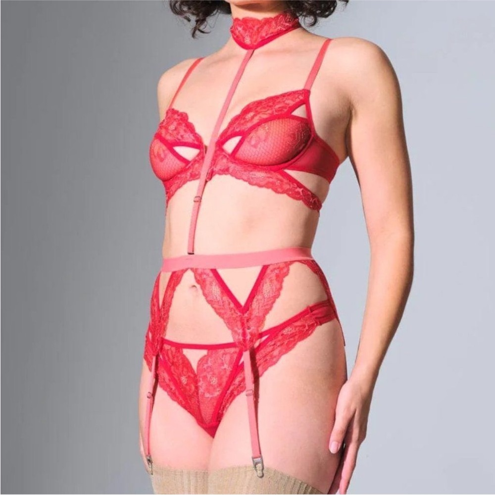 Thistle and spire red garter